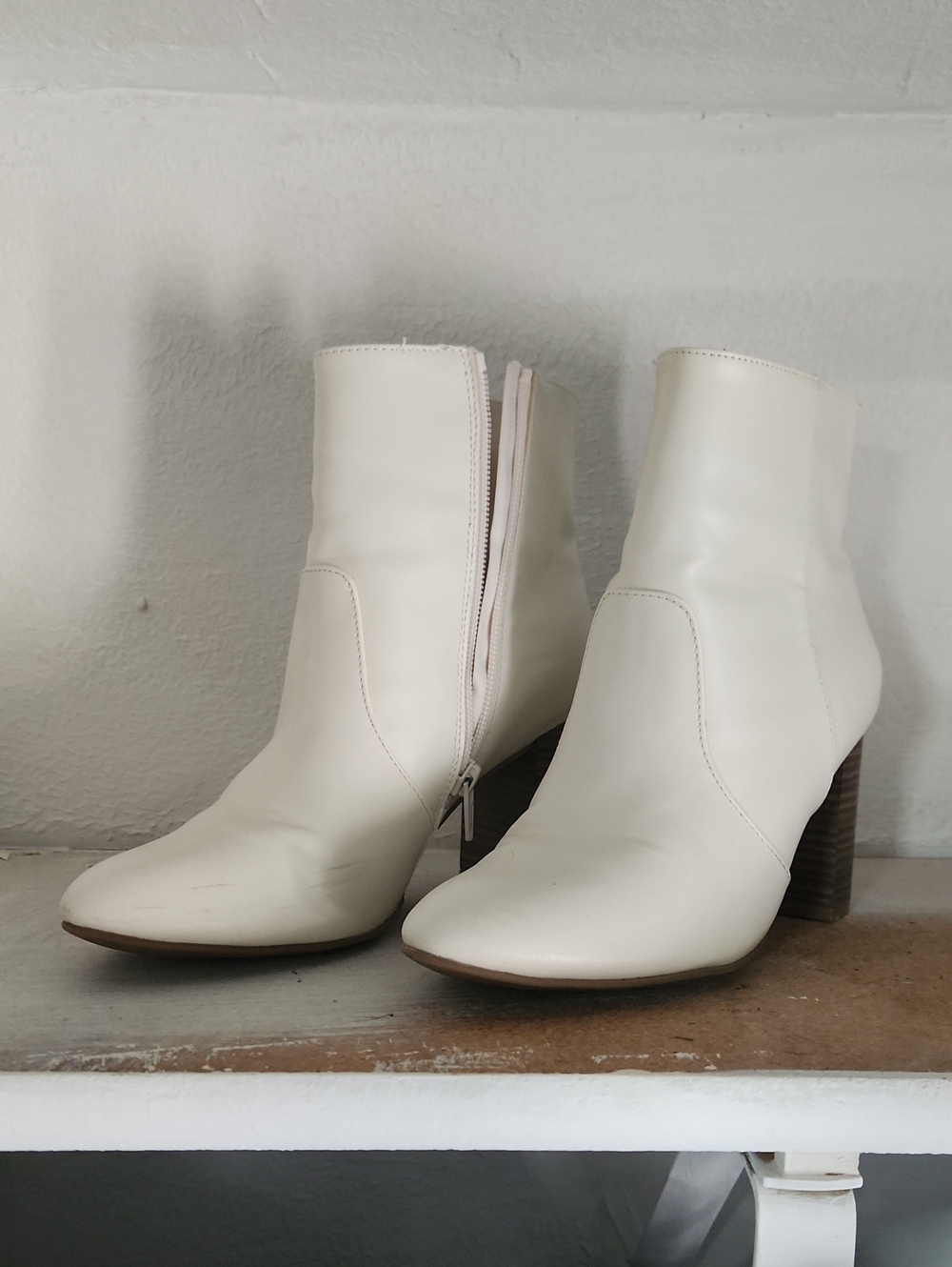 Size 6 Old Navy Women’s Cream White Ankle Boots with Block Heel